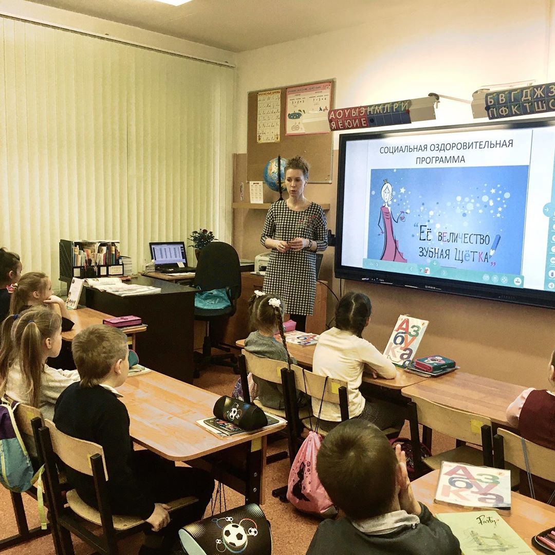 Психолог детской стоматологии «Никорёнок» проводит в школах «уроки гигиены»