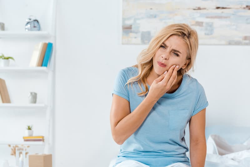 Почему опухла щека или десна после удаления зуба